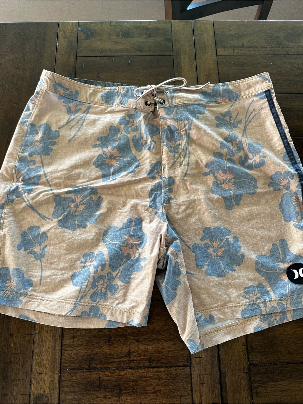 Hurley Men’s Beige Floral Boardshorts - Blue Floral Size 36
